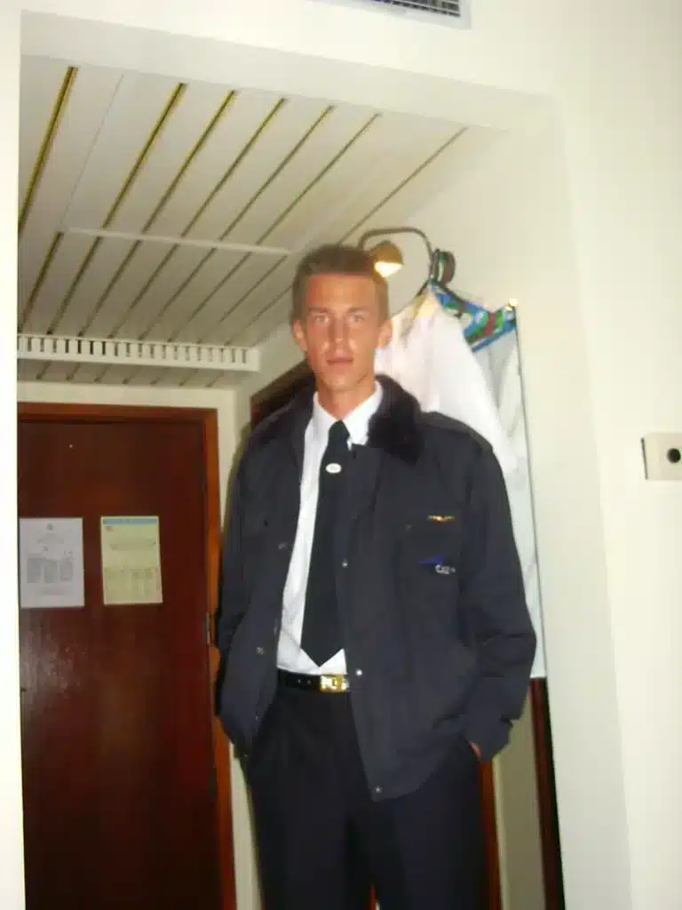 Julian in pilot uniform – A proud moment during an aviation career. On the way to greater clarity.